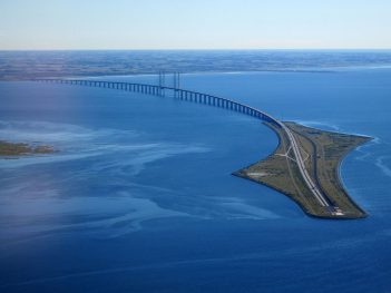 Øresund_Bridge_from_the_air_in_September_2015